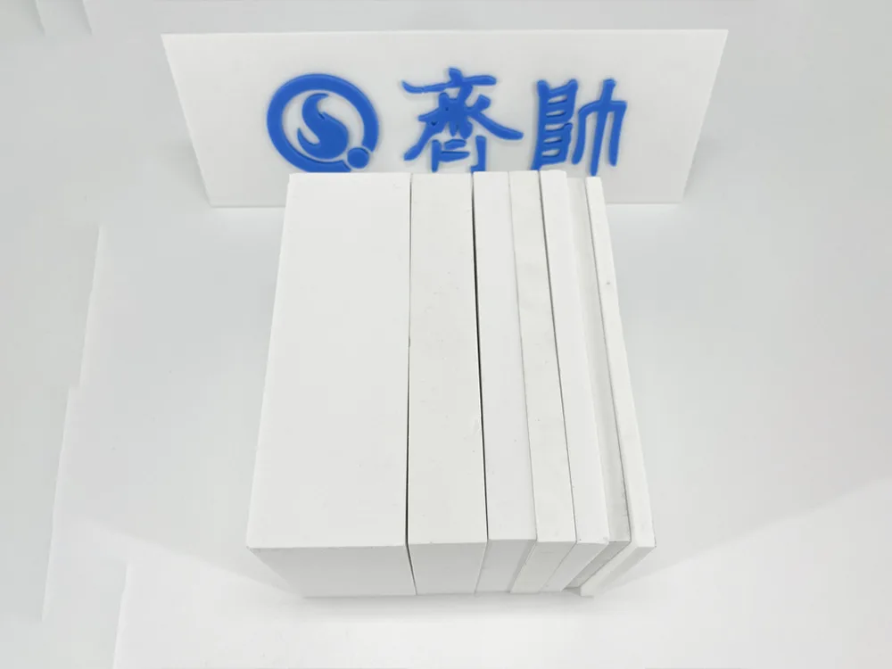 Di che materiale è la piastra in ceramica di allumina?