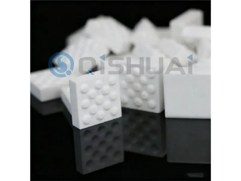 Piastrella a mosaico in ceramica di allumina con motivo rialzato: una soluzione pratica contro l'usura dell'attrezzatura resistente all'usura dello Shandong Qishuai